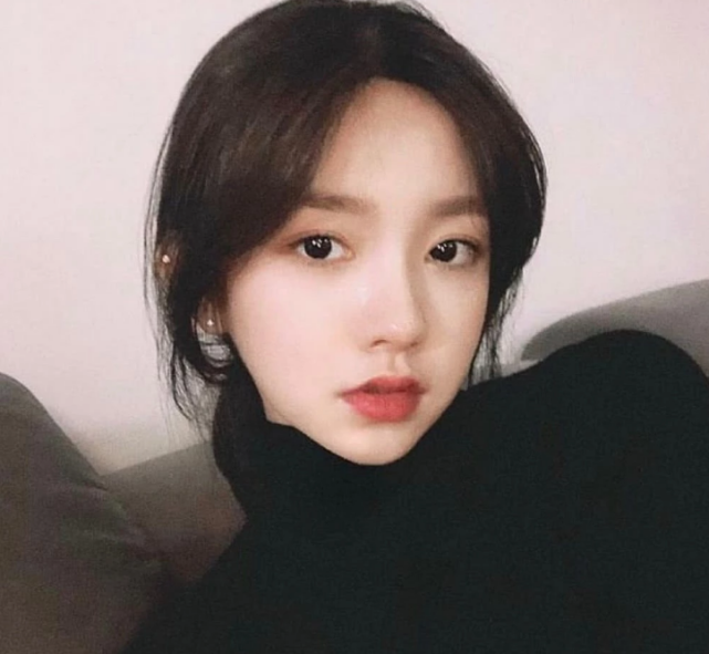 据说他的女友是一位韩国模特,名叫kim min hyun(音译过来读作金敏贤)