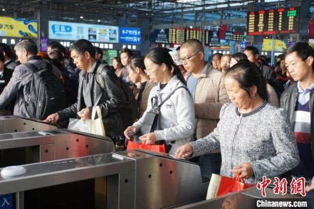 資料圖：鐵路旅客憑有效購票身份證件原件進站乘車。 楊華 攝