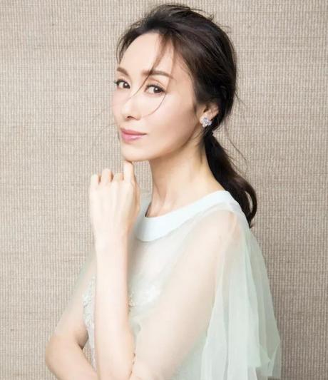 49岁郭可盈近照曝光,皮肤细嫩被赞少女,出身豪门曾是tvb名旦