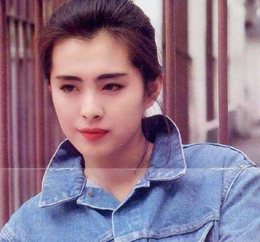 她曾经与林祖贤齐名15岁就被母亲要求陪导演后更是拍照破坏了她的姻缘