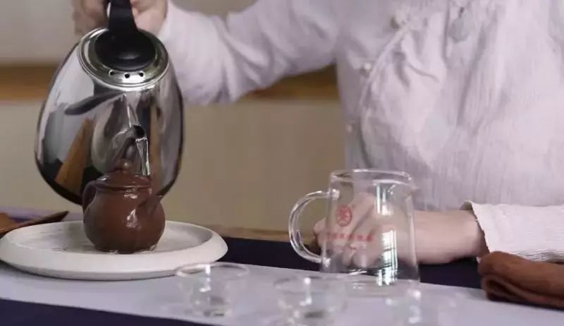 一般来说,泡茶之水,泉水最佳,深井水次之,蒸馏水与自来水较差.