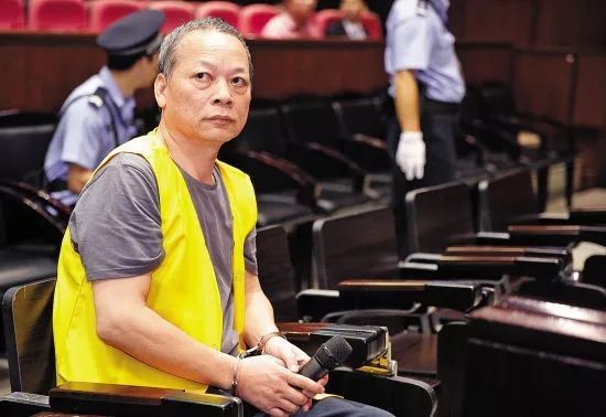 今天上午,广州白云农工商联合公司原总经理张新华贪污受贿案,在广州
