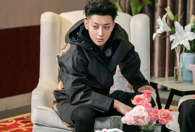 黄子韬新综艺首播笑点满满小小的追球挺进北极圈