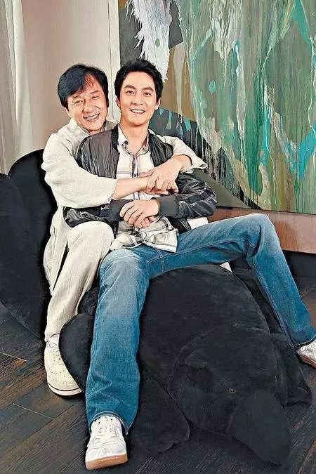 回国后,吴彦祖很不适应,但他遇到了陈自强,陈自强发现了他的闪光点,对