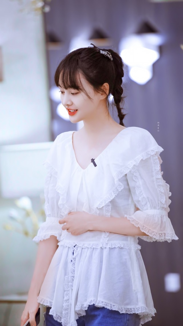 28岁郑爽少女感依旧,重现经典麻花辫造型,不愧是"小仙女"!