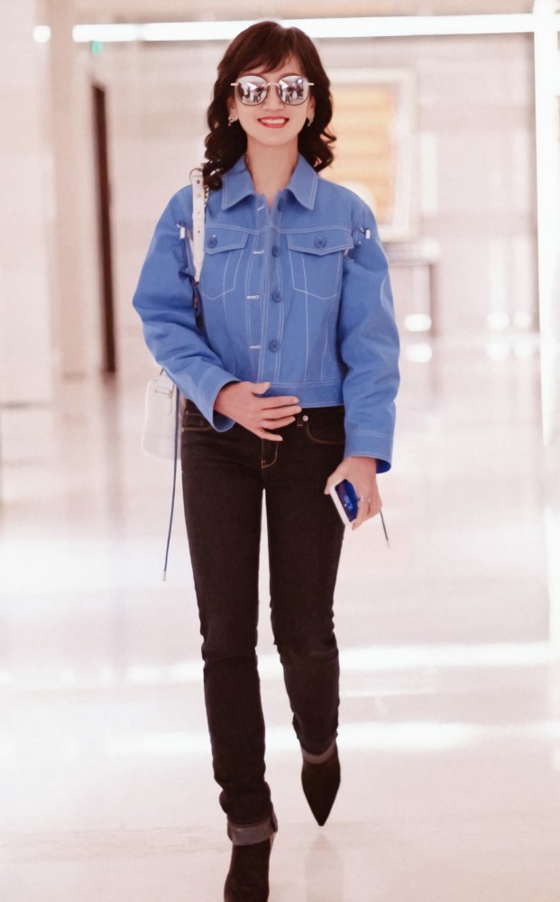 65岁的赵雅芝穿牛仔裤竟胖出了圆柱腿但男生都会喜欢吧