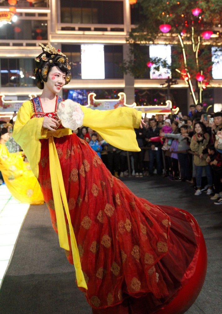 大唐不夜城不倒翁优雅的表演背后如何练就天外飞仙的本领