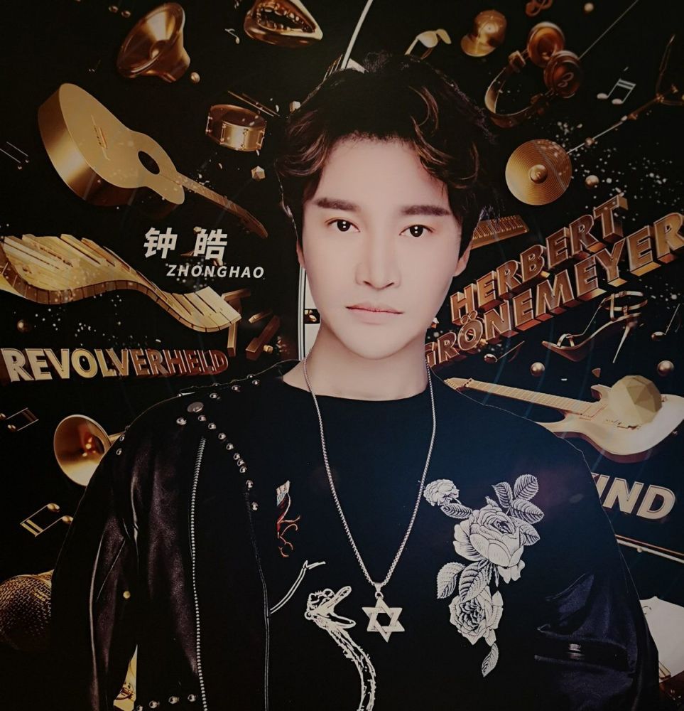 追随偶像变成功歌手 张国荣模仿歌手钟皓 万人