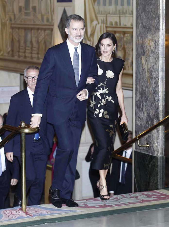 西班牙王后梳波波头惊艳,烫金小黑裙突显蚂蚁