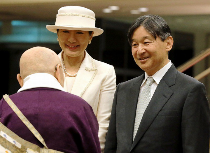 日本德仁天皇乘高铁祭拜历任天皇安倍到站台送行