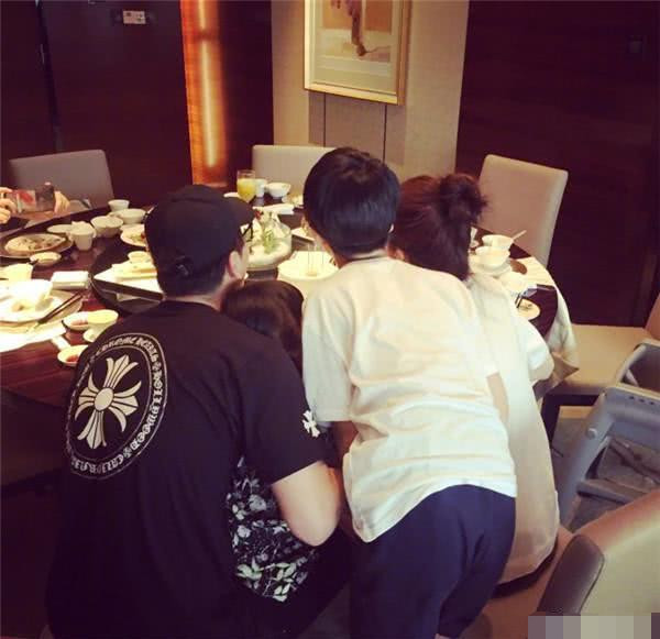 张亮宣布2年前离婚!今年仍在节目秀恩爱,去年还曾晒一家四口幸福合影