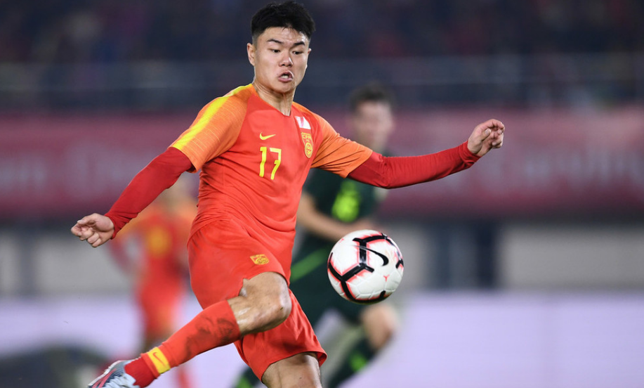 在国奥射门往天上射,在俱乐部拿球就回传!