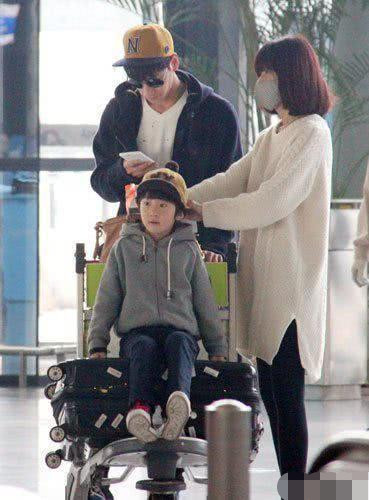 张亮宣布已在2017年与妻子离婚,两人一起抚养孩子