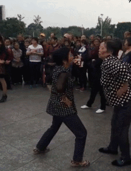 0m「力拔山兮乘风破浪的大妈」这组大妈拔河神图,我猜很多人的表情包