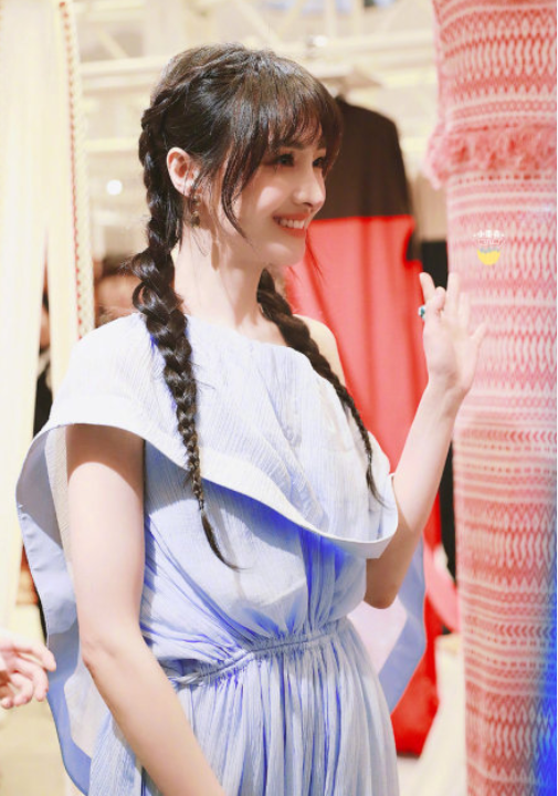 女儿们的恋爱收官后郑爽首次现身双麻花辫少女感十足