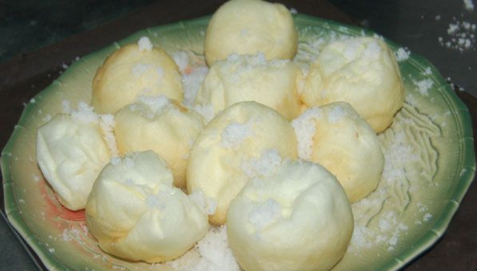 此菜主料选用豆沙 , 辅以蛋泡糊 , 采用松炸的烹调方法制成.