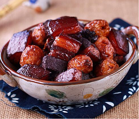 南方红烧肉和北方红烧肉有啥区别,看到这一点做法,网友:南方人果然