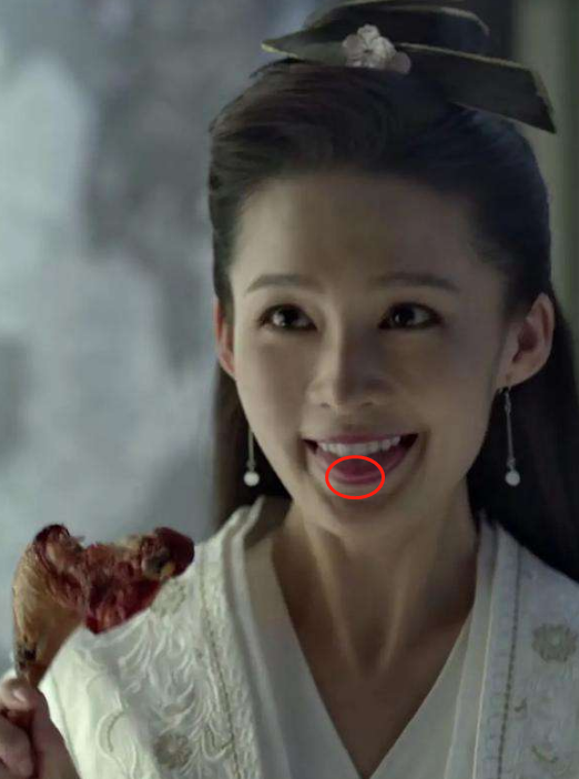 口红雨衣多重要李沁吐舌头还以为是牙龈出血实际上是口红