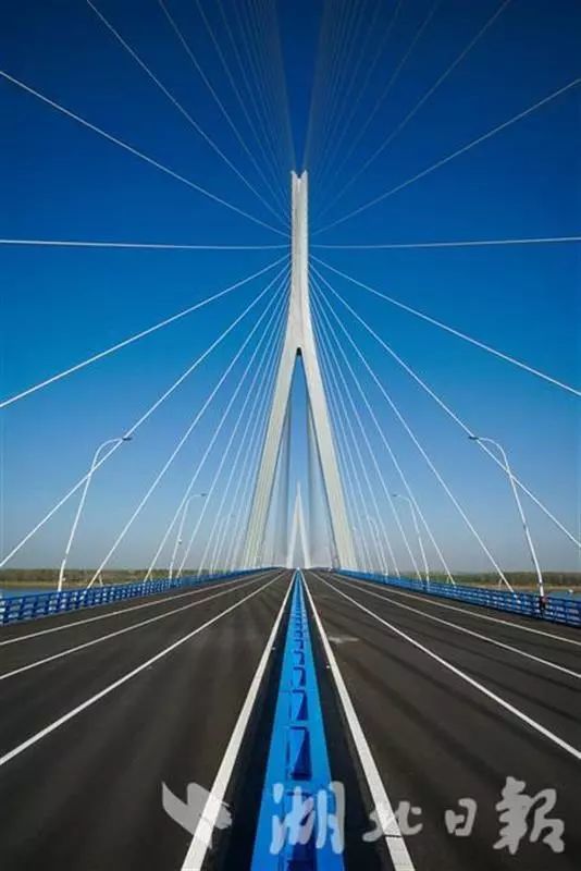 2019年11月13日,嘉鱼长江大桥通过交工验收,静待通车.