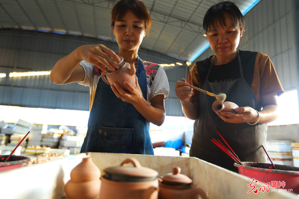 钦州坭兴陶千年窑变焕新颜