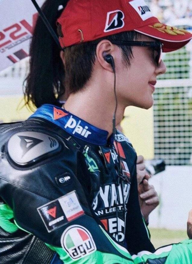 明星的错位照,王一博扎马尾辫,看到肖战厉害了