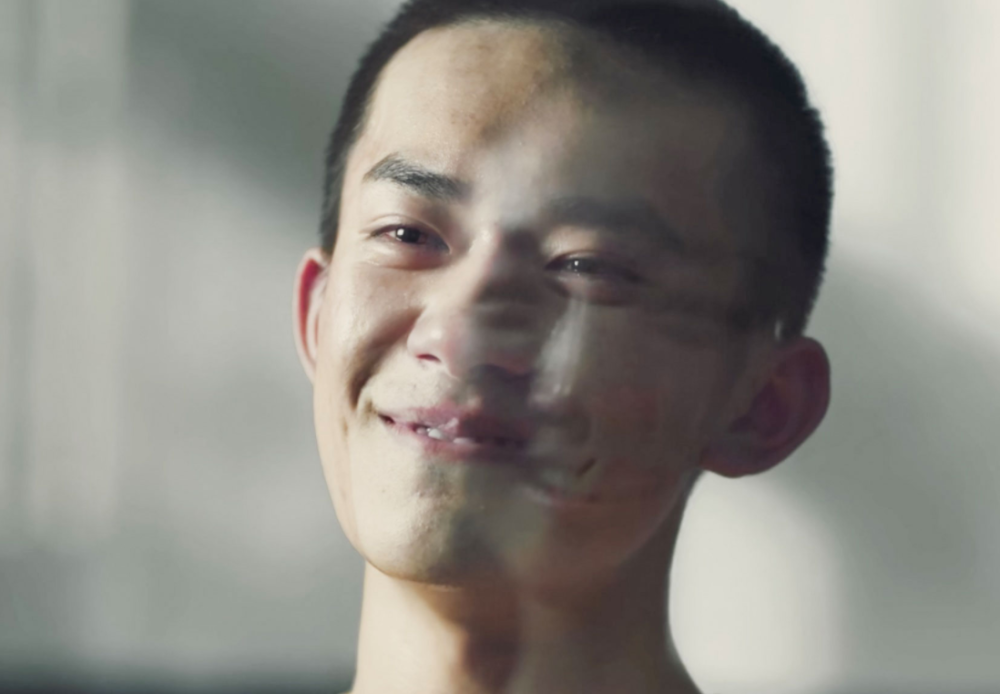 易烊千玺哭戏多强?每一帧情绪都不同,第四张他笑了观众却哭惨了