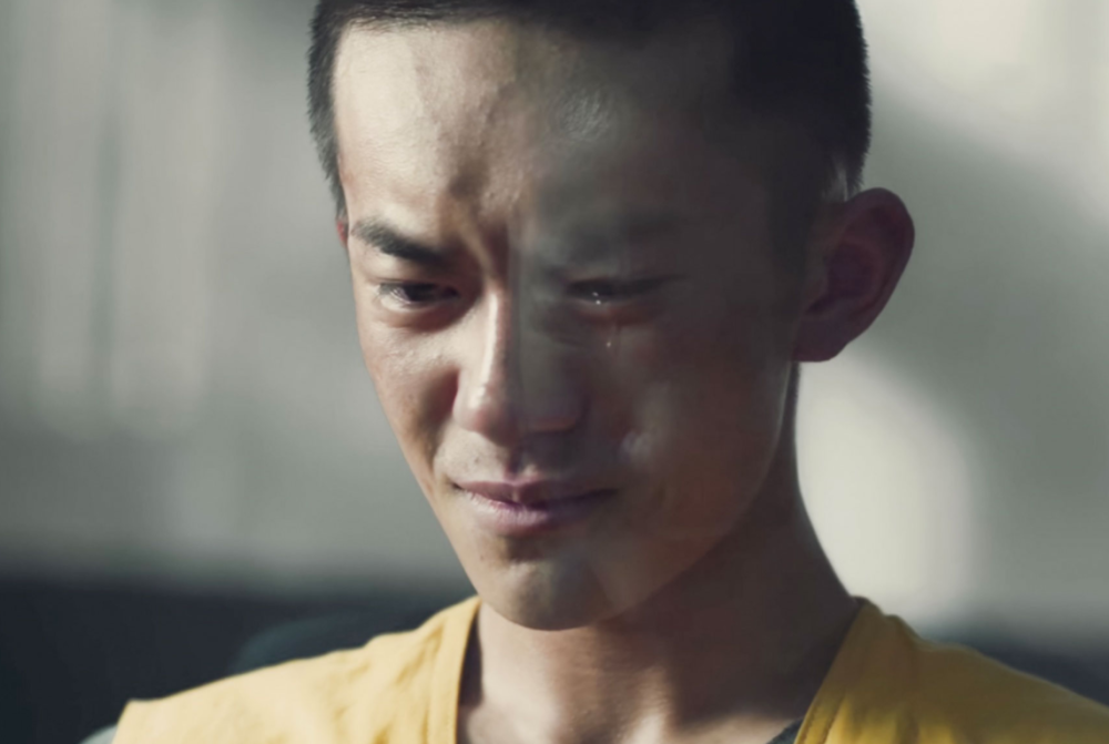易烊千玺哭戏多强?每一帧情绪都不同,第四张他笑了观众却哭惨了