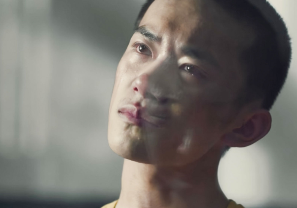 易烊千玺哭戏多强?每一帧情绪都不同,第四张他笑了观众却哭惨了