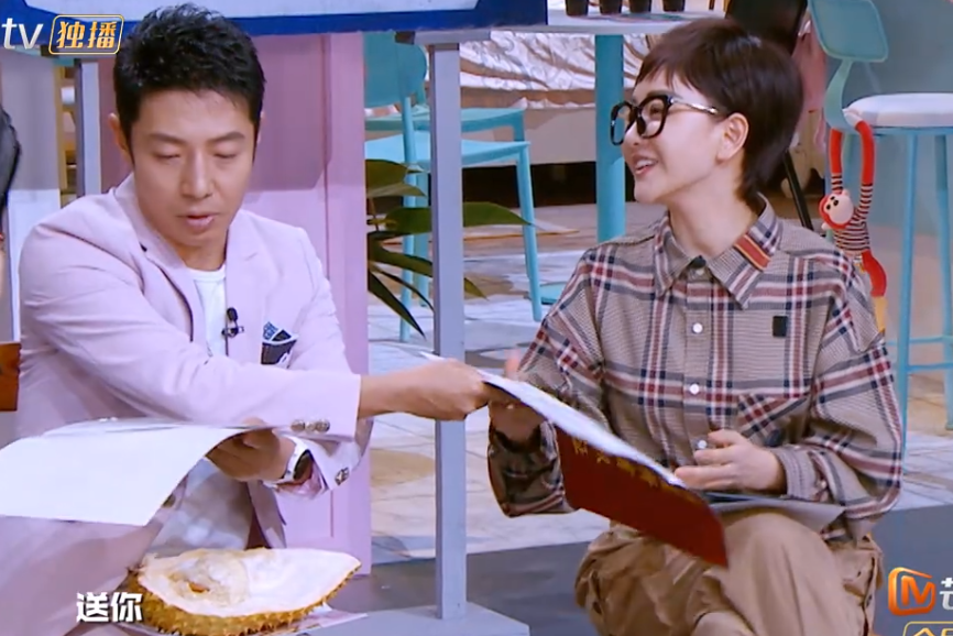 戚薇化身房产大亨送每人一套房,谁注意撒贝宁干了啥?杨蓉都懵了!