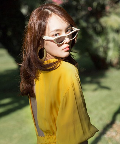 90后新晋小花杨之楹,甜美清新动人,户外阳光俏皮写真