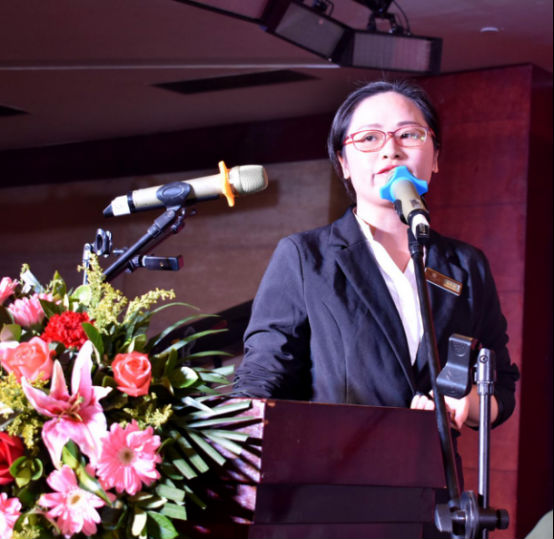 销冠代表梁秋燕发言