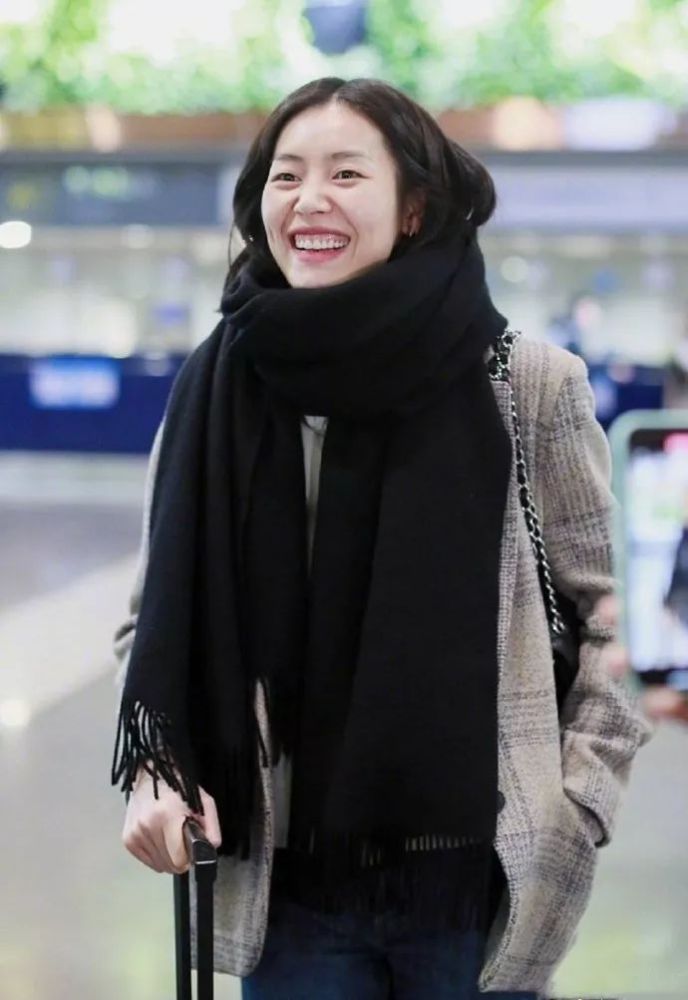 见过世面的女人不靠身材博焦点,穿件西装配围巾,刘雯就是这么飒