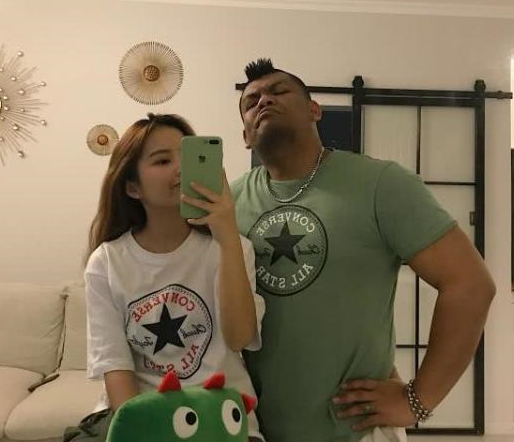 白富美倒追黑人拳王,曾说他有使不完的劲,如今她的生活如何?