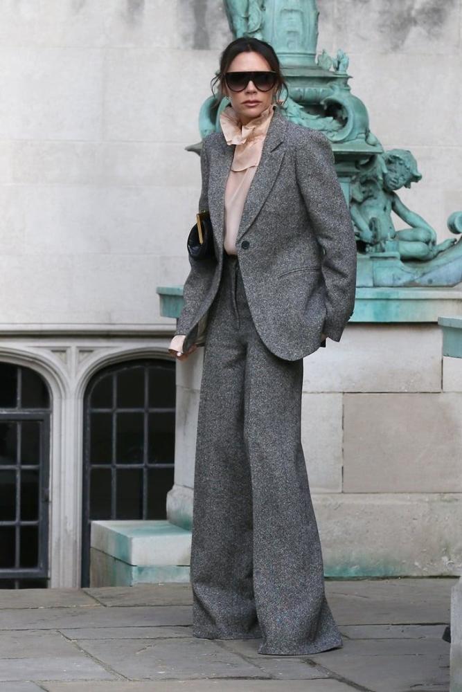 贝嫂西装风格简直太时髦了黑西装配白衬衫气场十足真显高级