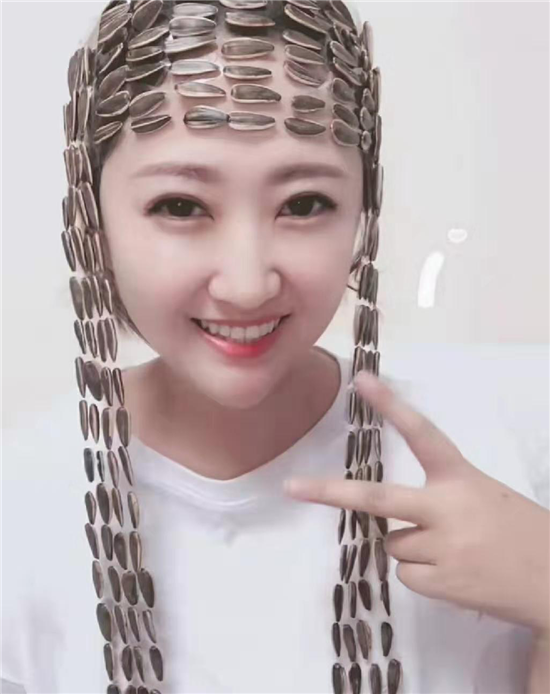 小姐姐用瓜子做假发,本以为会不好看,看到最后:还怪美的哟