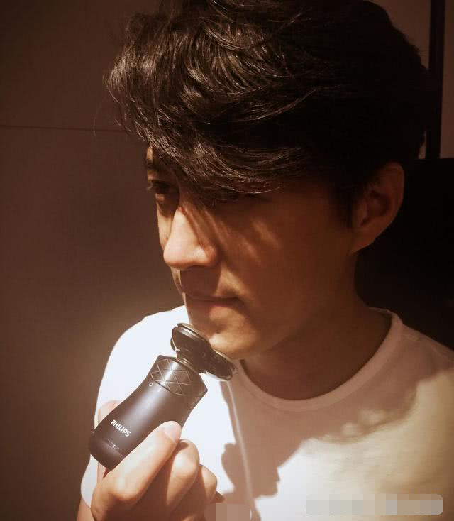 靳东罕见晒儿子照片,为五岁靳小爷庆生,侧颜照看着挺酷的