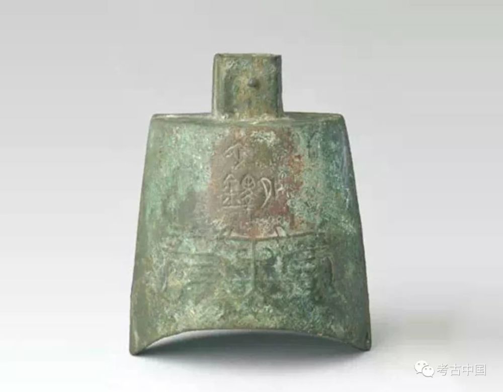 铎[duó(音夺,大铃,形如铙,钲而有舌,古代宣布政教法令用的,亦为