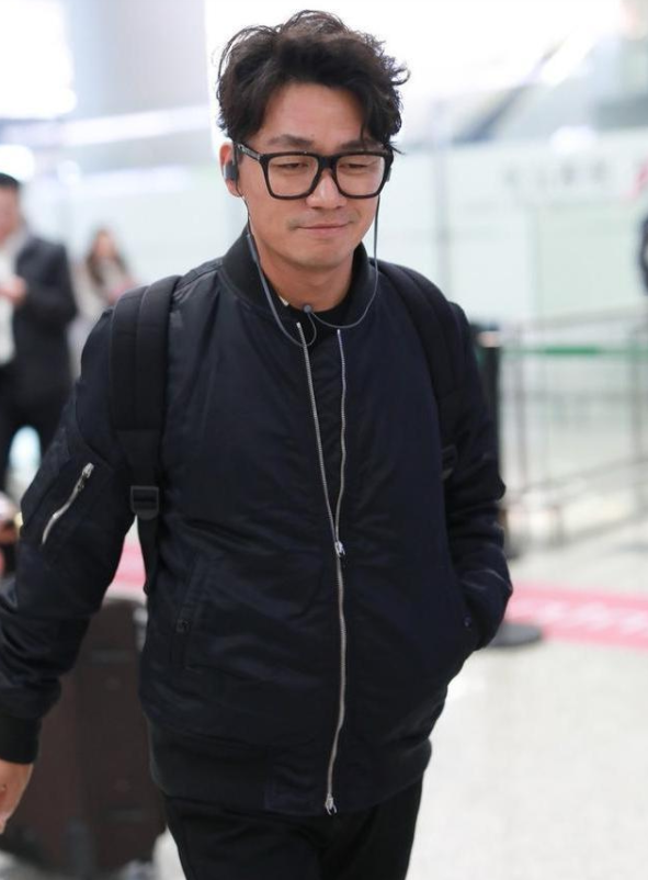 王宝强罕见赶时髦,"泡面卷"超有型,但35岁就显"油腻"