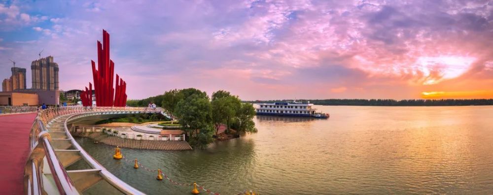 站在桥上,可以看到三汊河东南面的渡江纪念馆新馆