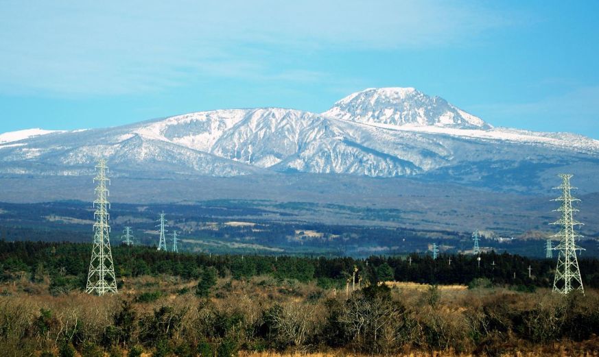 漢拿山海拔1950米,是韓國第一高峰,也是一座休眠火山,隨海拔升高垂直