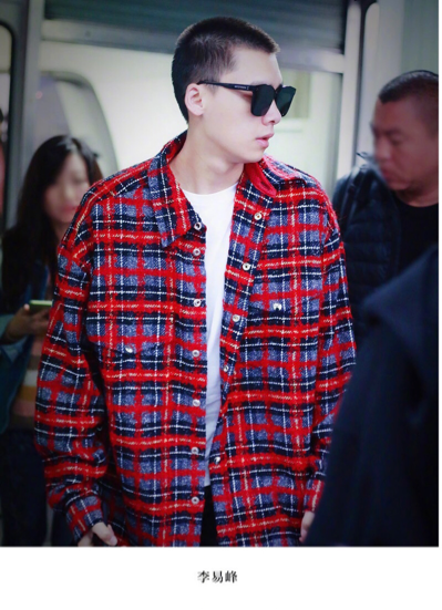 李易峰这一款衬衫是花样比较简单基础的红蓝格子,但是面料却与之前的