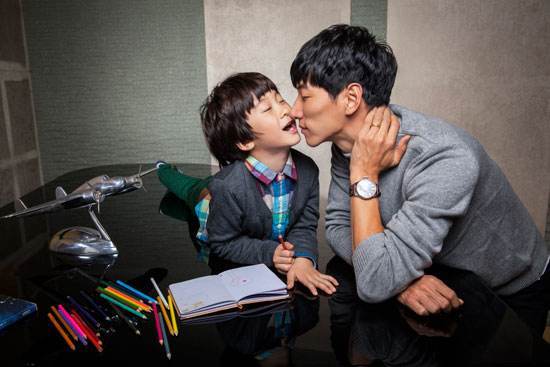 真假离婚张亮寇静9月被拍一起出游香格里拉有说有笑互动温馨