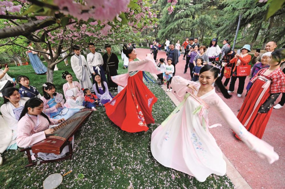 汉服从华夏复兴到单纯喜欢从奇装异服到庞大产业