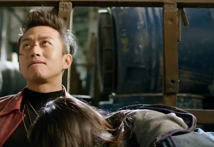 《分手大师》中邓超和杨幂被困,她弯腰找东西,邓超却做出这样的表情