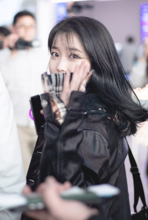 失去闺蜜雪莉好友具荷拉iu现身机场穿一身黑强撑假笑令人心疼