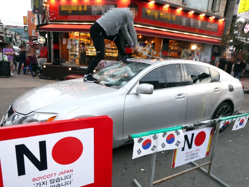 韩国民众砸日系车