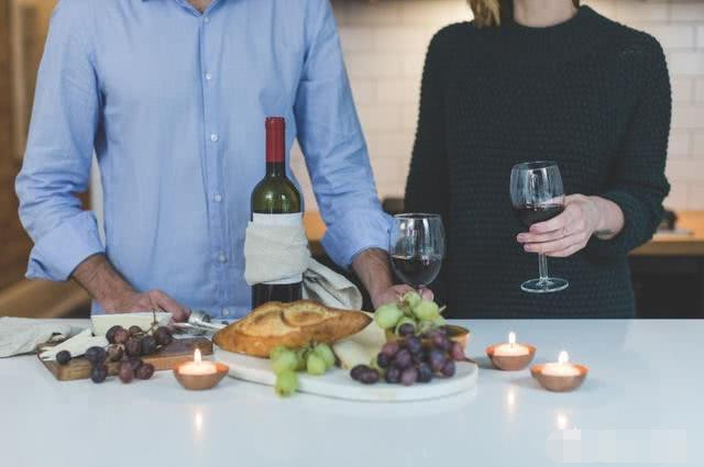 为什么送别人白酒通常会送2瓶或双数,送红酒或