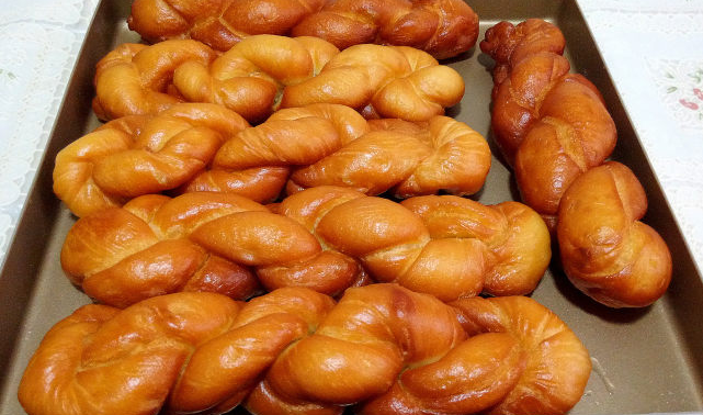 麻花?8个鸡蛋加面粉,教你做有嚼劲好吃的"麻花面包"!