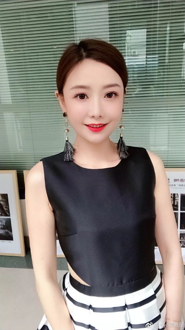 现在,她是湖南芒果台当家女主播——yoyo;曾经,她是《越策越开心》里