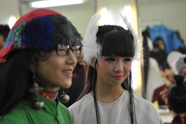 小彩旗|春晚“小彩旗”完全跑偏，杨丽萍“硬捧”无用，将一手好牌打烂？